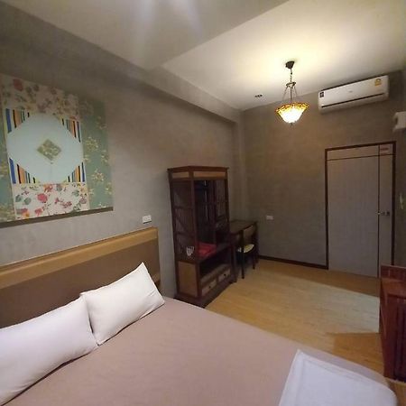 Buri Hostel Банкок Екстериор снимка