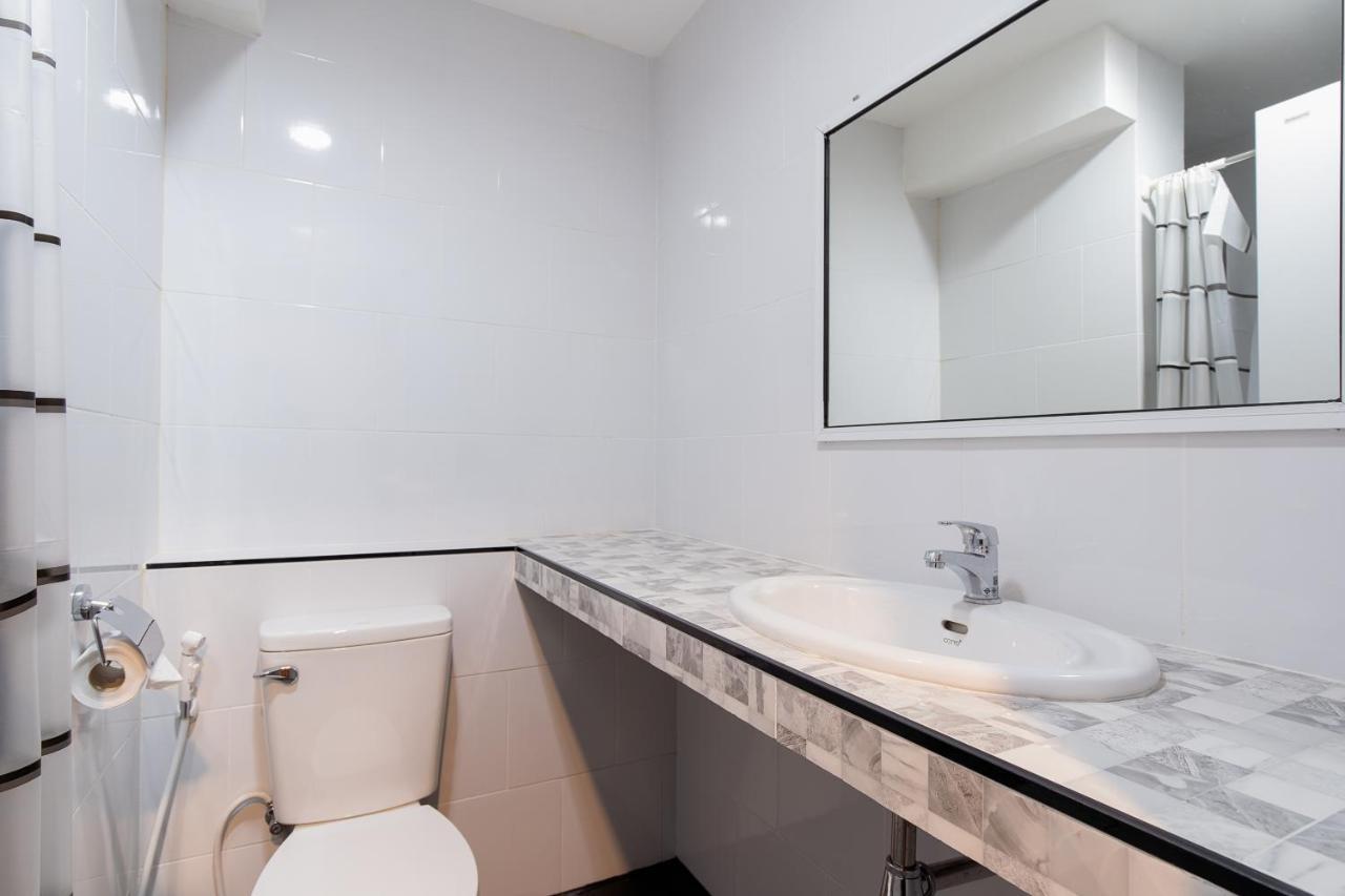 Buri Hostel Банкок Екстериор снимка