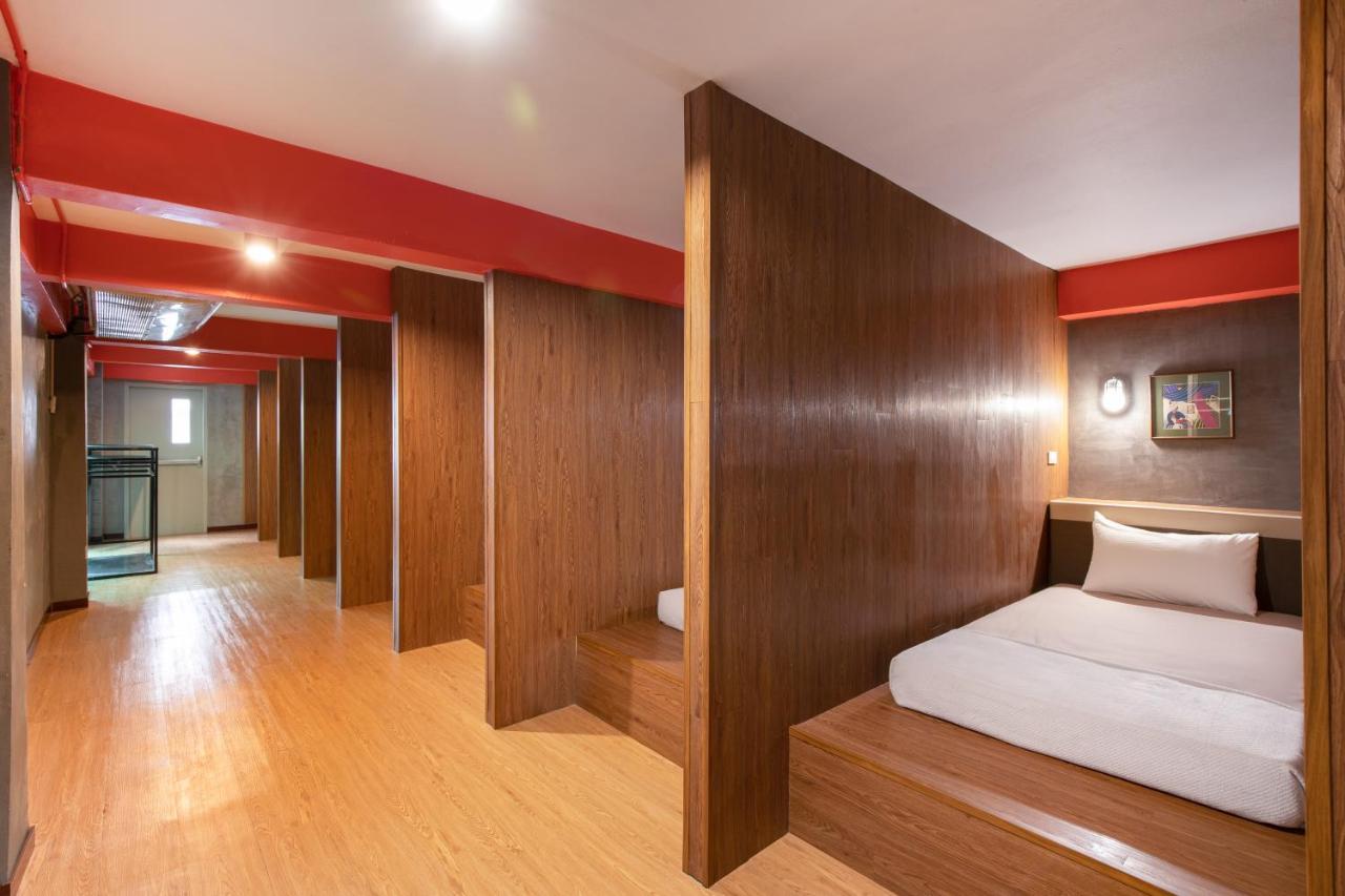 Buri Hostel Банкок Екстериор снимка
