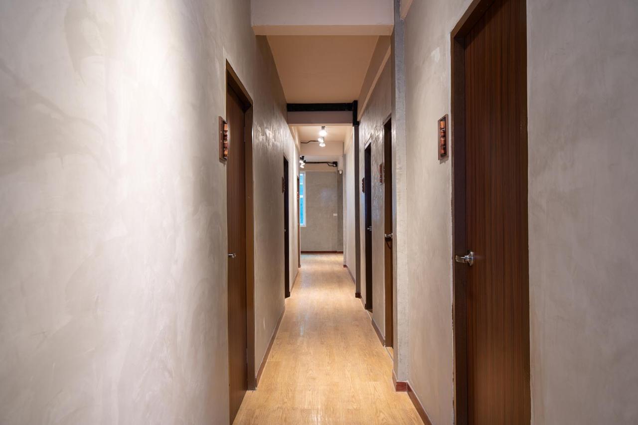 Buri Hostel Банкок Екстериор снимка