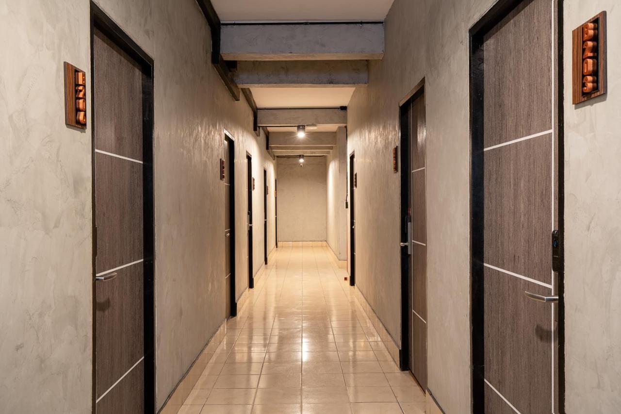 Buri Hostel Банкок Екстериор снимка